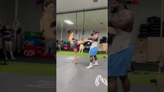 Madelman me sujeta una parada ​⁠MADELMAN kick muaythai kickboxing taekwondo parati [upl. by Tandy]