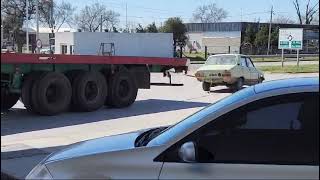 Un Renault 12 remolcó a un camión semirremolque que no arrancaba en la YPF de Las Varillas Córdoba [upl. by Decima]