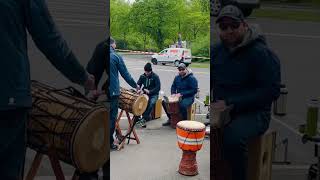 AUF DER STRASSE GETROMMELT 🪘 trommeln jember africa leipzig marathon conga drums drummer [upl. by Sears]