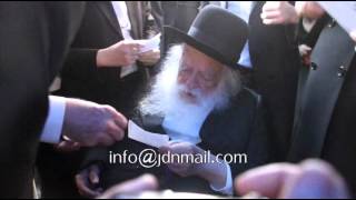 R Chaim Kanievsky Davening By Shunamis Grave Tamuz 5772 [upl. by Eissac243]