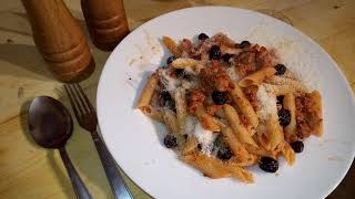 Penne rigate con salsiccia piccante e olive nere arreganateda MicheleExpert [upl. by Itsirc]