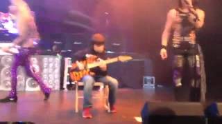 Niño de 11 años reta al guitarrista de Steel Panther [upl. by Naret793]