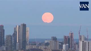 Así se ha visto la luna de fresa en Londres [upl. by Dieter]