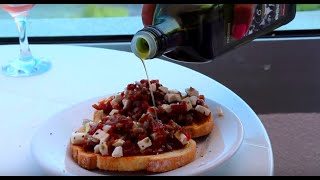 Spanske tomatbrød med frisk gedeost  Spanske Bruschetta  Opskrift  178 [upl. by Ymmij]