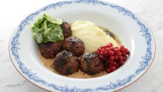 Köttbullar med gräddig löksås [upl. by Yelnoc]