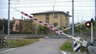 Spoorwegovergang Padova I  Railroad crossing  Passaggio a livello [upl. by Dorcea]