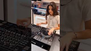 Scratching on new Alpha Theta  Pioneer XDJAZ controller 🔥🔥🔥 alphatheta xdjaz djmichelle [upl. by Einhapets]