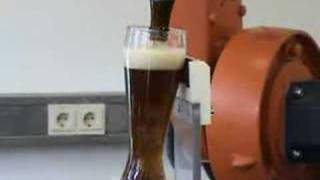 Kuka Roboter schenkt ein Weizen Weissbier ein [upl. by Cilka]