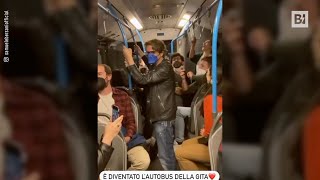 Sorpresa Sul bus cè Samuele Bersani tutti i passeggeri cantano le sue hit [upl. by Refinneg]