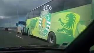 Autocarro do Sporting a reboque na Ponte Vasco da Gama [upl. by Tindall857]