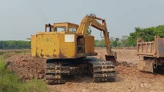 รีวิว รถขุดในตำนาน แทร็คเหลี่ยม KOMATSU PC1002 หล่อจัด งานเปิดบ่อใหม่ใส่ดั้ม excavator and truck [upl. by Deena203]