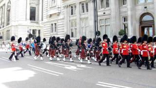 Défilé militaire Royal Angleterre Scotland The Brave  Celtic Bagpipes [upl. by Linette]