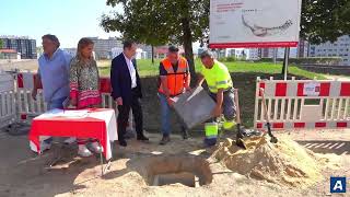 Abel Caballero coloca la primera piedra en el inicio de las obras del parque de Navia [upl. by Iharas]