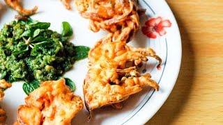 HOW TO MAKE CRISPY ONION FRITTERS  ONION PAKODA  HOW TO MAKE PYAZ PAKORA [upl. by Nihsfa298]