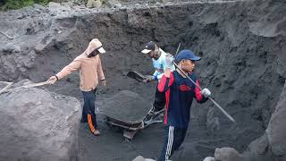 the process of searching for black sand working together to separate black sand and rocks [upl. by Dania]