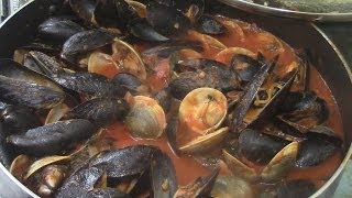 Mejillones y almejas en salsa roja [upl. by Aymer]