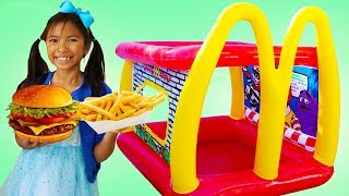 Wendy Juegos de Imitación con Restaurante Drive Thru Hinchable de McDonalds Alimentos de Juguete [upl. by Alihet]