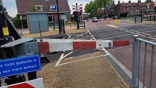 Leuke kleine spoorboom in RhedenDutch Railroad Crossing Gate [upl. by Ruthven]