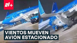 Fuertes vientos mueven avión estacionado en aeropuerto de Argentina  N [upl. by Alisun]