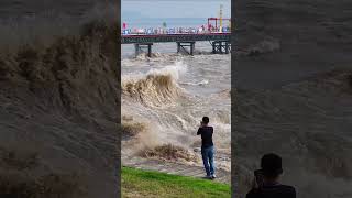 The tide hit the dam violently钱塘江大潮The tide of Qiantang River中国杭州 [upl. by Eimmat]