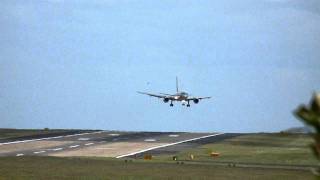 Boeing 757  Crosswind landing at Leeds Bradford [upl. by Clayton553]