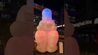 quot The Readerquot Radiant Giant Illuminated Sculpture at DIFC Art Nights 2024 Dubai 🌟 [upl. by Ahsikyt]