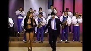 RESORTES BAILA MAMBO CON LA ORQUESTA DE PÉREZ PRADO Y ELIZABETH DE LUNA Y PLATICA ANÉCDOTAS [upl. by Ielirol117]