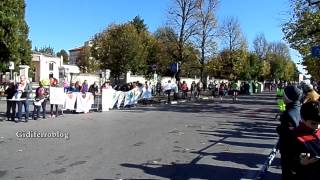 Mira  Pulizia nelle scuole  Genitori e bambini alla Venice Marathon 2014 [upl. by Ahsinid44]