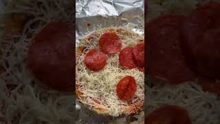 HOW TO MAKE HOMEMADE PERSONAL PIZZAS [upl. by Fries]