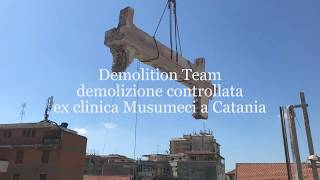 Demolizione controllata della ex clinica Musumeci a Catania [upl. by Trab]