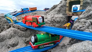 Thomas the Tank Engine Plarail on the beach ☆ Two tunnels and two sand mountains course [upl. by Nelyt]