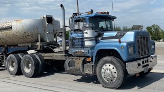 Straight Piped Mack R Model Shifting Gears [upl. by Proudfoot414]