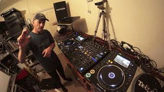 DJ TUTORIAL ON MIXING OLD SCHOOL DISCO MUSIC BY ELLASKINS THE ORIGINAL DJ TUTOR [upl. by Karrie163]