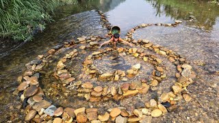 spiral fish trap Skill of stacking rocks to make fish traps boy Khai traps stream fish to sell [upl. by Seko185]