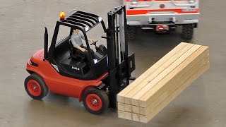 RC LINDE FORKLIFT H40D AT WORK  Treffpunkt Modellbau quotPaaren im Glienquot Germany 2016 [upl. by Enoob]