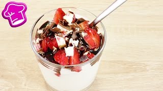 Einfachen FROZEN YOGURT selber machen  Leckeres Joghurt Eis Grundrezept  mit Erdbeeren amp Schoko [upl. by Ardekan568]