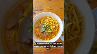 degustation dun Khao Soi plat traditionnel du Nord de la Thaïlande [upl. by Eirene]