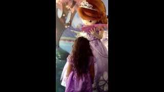 Meeting Sofia the first  Conhecendo Sofia the first  Disney  Hollywood Studios  Sophie [upl. by Ecaj]