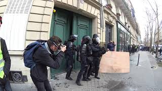 GILETSJAUNES prit en tenaille dans une rue de paris un crs reçoit un pavé quot acte 17 quot [upl. by Trautman]