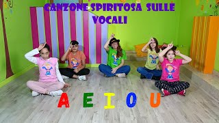 CANZONE SULLE VOCALI PER BAMBINI  quotA E I O Uquot [upl. by Marvella]