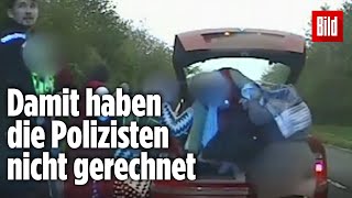 Bei Polizeikontrolle Neun Menschen steigen aus einem Kleinwagen [upl. by Neveda98]