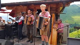 Ursprung Buam mit dem kleinen Franz und den Zellberg Buam spielen die Tiroler Buam Polka [upl. by Dreyer809]