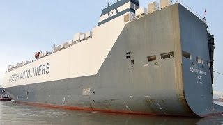 Car Carrier HÖEGH MAPUTO in Kaiserschleuse Bremerhaven [upl. by Charita]