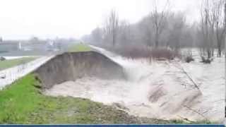 Alluvione nel modenese Il punto in cui largine sì è rotto [upl. by Ahsinel]