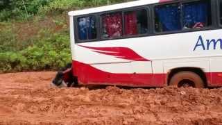 Passageiros tentam tirar ônibus na BR156 Oiapoque Oyapock [upl. by Ahiel]