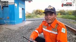 Suka Duka Penjaga Perlintasan Kereta Api Di Kota Serang [upl. by Bethanne332]