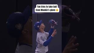 This fan tried to steal the ball from Mookie Betts glove 😲 shorts [upl. by Edin]