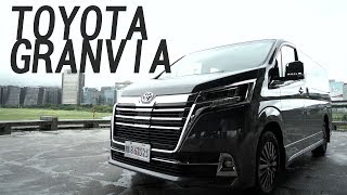 TOYOTA GRANVIA 正4排 9人座豪華商旅  試駕 廖怡塵 【全民瘋車Bar】137 [upl. by Nacim]