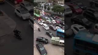 HornHiLoManual China ambulance responding in traffic jam [upl. by Lust463]