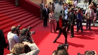 Cannes quotGrigrisquot soffre un pas de danse sur le tapis rouge [upl. by Fabrianne]